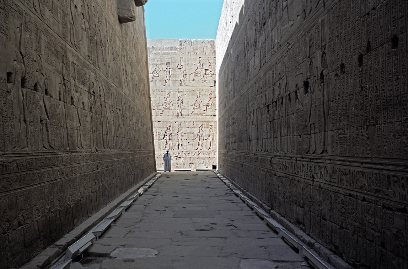 egyp05_26 edfou murs.jpg - Edfou temple d'Horus l'homme reste petit, ses oeuvres sont parfois imposantes PROVIA 100 F
